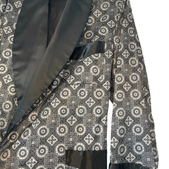 Majestic Black and Gray Patterned Men's Shirt - Picture 4 of 10